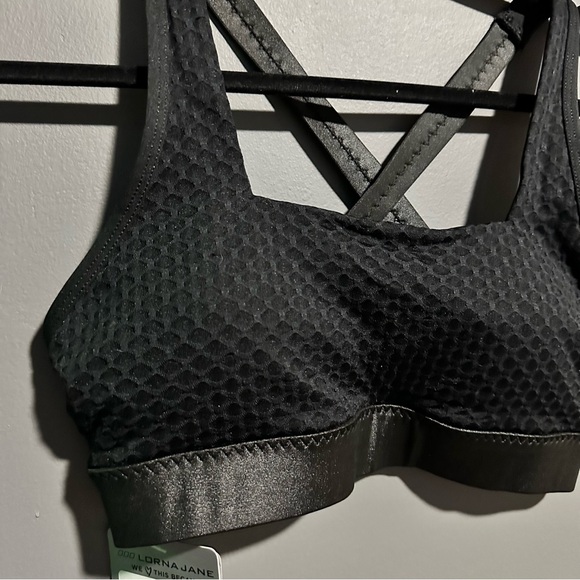 Laura Jane quilted sports bra with silk like straps - Picture 2 of 4